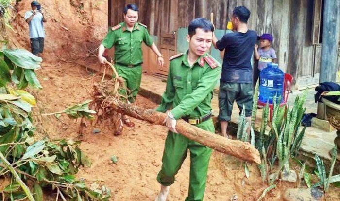 Lực lượng Công an xã Đông Giang xung kích tuyến đầu, hỗ trợ nhân dân ứng phó mưa lũ, sạt lở đất.