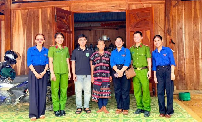 Cán bộ Công an xã Đông Giang cùng Đoàn xã thăm hỏi, tặng quà gia đình chính sách.