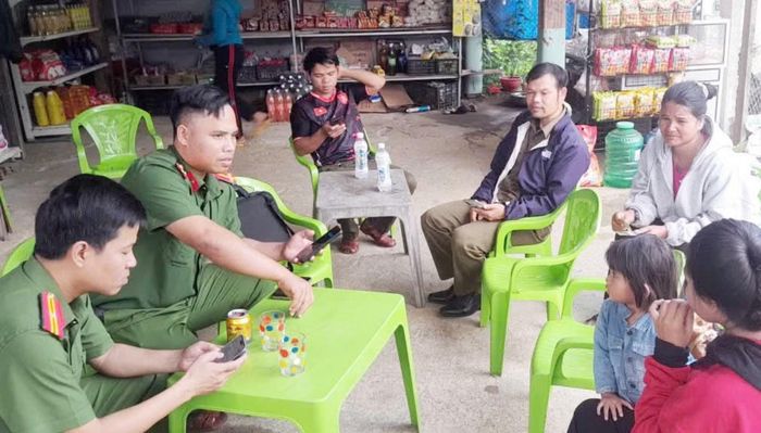 Cán bộ Công an xã Đông Giang hỗ trợ người dân thực hiện định danh điện tử mức 2.