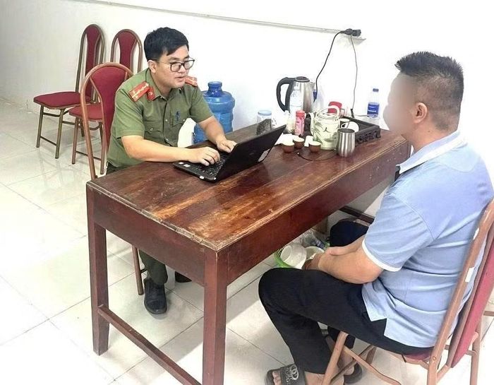 Công an xã Liên Hòa làm việc với trường hợp có hành vi tương tác trên tài khoản của đối tượng phản động Hoàng Văn Dũng.