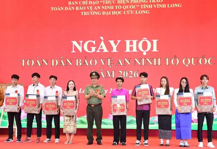 Thiếu tướng Nguyễn Thanh Hải, Giám đốc Công an tỉnh Vĩnh Long trao quà, tặng các tập thể, cá nhân có thành tích xuất sắc phong trào toàn dân bảo vệ An ninh Tổ quốc.