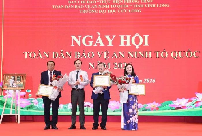 Đồng chí Trần Trí Quang, Chủ tịch UBND tỉnh Vĩnh Long trao Bằng khen tặng các tập thể, cá nhân có thành tích xuất sắc phong trào toàn dân bảo vệ An ninh Tổ quốc.