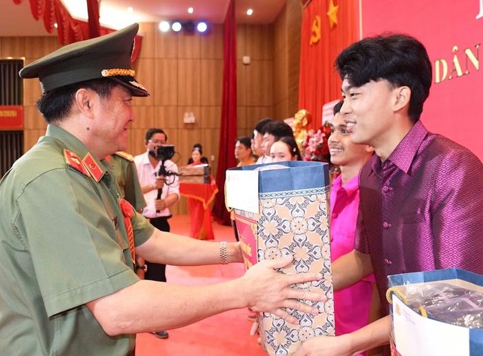Thiếu tướng Nguyễn Thanh Hải, Giám đốc Công an tỉnh Vĩnh Long trao quà, tặng các tập thể, cá nhân có thành tích xuất sắc phong trào toàn dân bảo vệ An ninh Tổ quốc.