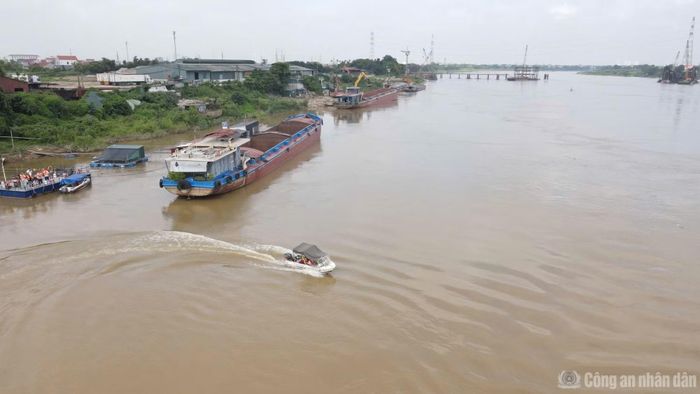 Cảnh sát đường thủy Hà Nội tuần tra kiểm soát trên sông Hồng.