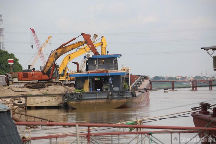 Một bến tập kết vật liệu xây dựng tại xã Hồng Vân.