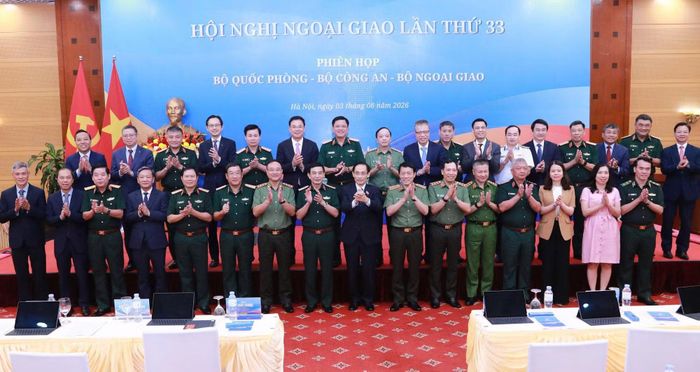  Đại tướng Phan Văn Giang, Phó Thủ tướng Chính phủ, Bộ trưởng Quốc phòng; Đại tướng Lương Tam Quang, Bộ trưởng Công an; Bộ trưởng Ngoại giao Lê Hoài Trung và các đại biểu. 