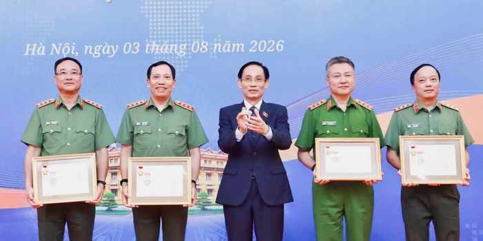 Bộ trưởng Ngoại giao Lê Hoài Trung trao Kỷ niệm chương "Vì sự nghiệp ngoại giao Việt Nam" tặng các đồng chí lãnh đạo Bộ Công an.