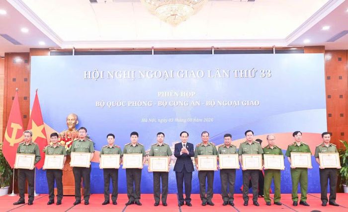 Bộ trưởng Ngoại giao Lê Hoài Trung trao bằng khen tặng các tập thể của Bộ Công an.
