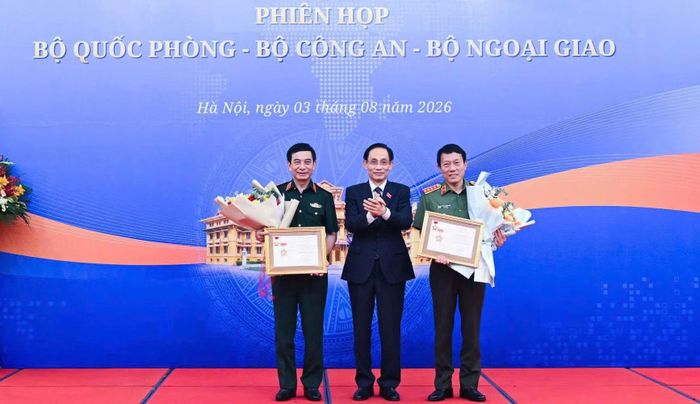 Bộ trưởng Ngoại giao Lê Hoài Trung trao Kỷ niệm chương vì sự nghiệp Ngoại giao Việt Nam tặng Đại tướng Phan Văn Giang, Phó Thủ tướng Chính phủ, Bộ trưởng Quốc phòng và Đại tướng Lương Tam Quang, Bộ trưởng Công an.
