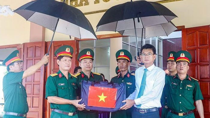 Lãnh đạo Bộ Chỉ huy Quân sự tỉnh Cà Mau và xã Phước Long vận chuyển các mẫu sinh phẩm hài cốt liệt sĩ để bàn giao cho Viện Khoa học hình sự - Bộ Công an để giám định ADN.