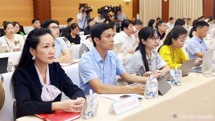 Các đại biểu dự họp báo.