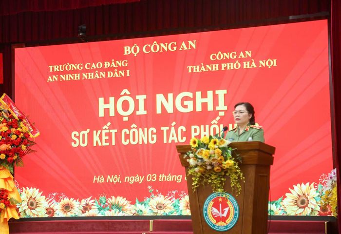 Thiếu tướng, PGS.TS Đinh Ngọc Hoa, Hiệu trưởng Trường Cao đẳng ANND I phát biểu tại hội nghị.
