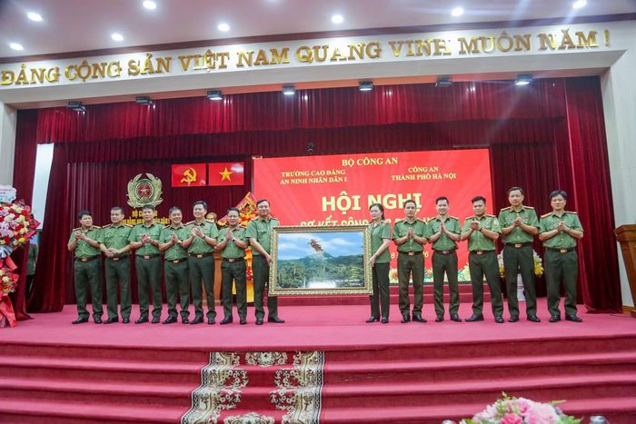 Ban Giám hiệu Trường Cao đẳng ANND I tặng quà lưu niệm cho lãnh đạo Công an TP Hà Nội.