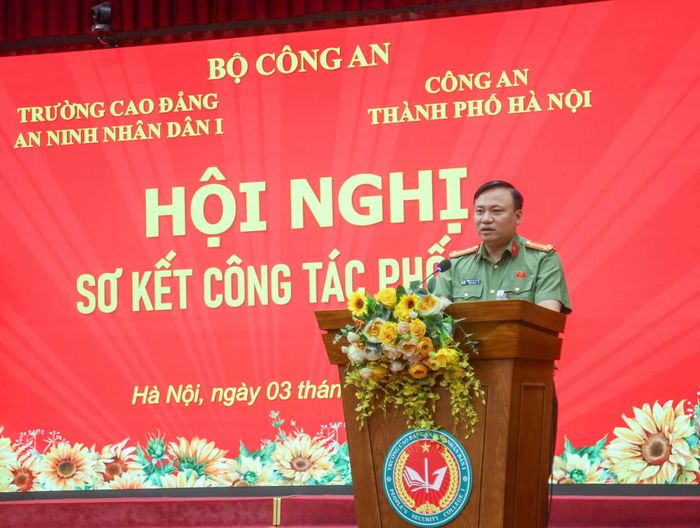 Đại tá Nguyễn Tiến Đạt, Phó Giám đốc, Thủ trưởng Cơ quan An ninh điều tra Công an TP Hà Nội phát biểu tại hội nghị.