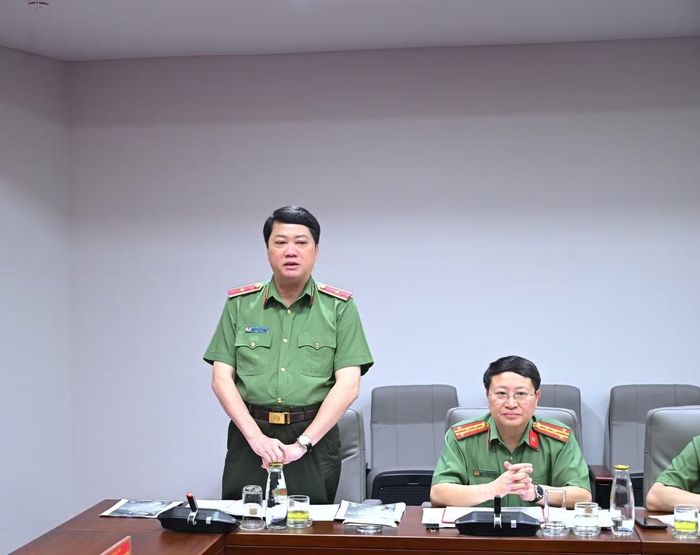 Thiếu tướng Nguyễn Viết Giang, Cục trưởng Cục Xây dựng phong trào bảo vệ ANTQ phát biểu tại cuộc họp.