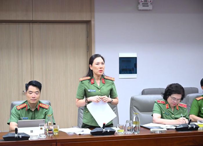 Đại tá Nguyễn Thị Thu Hằng, Phó Cục trưởng Cục Truyền thông CAND, thành viên Ban Chỉ đạo, Ban Tổ chức hội thi phát biểu tại cuộc họp.