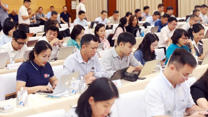 Các đại biểu dự họp báo.