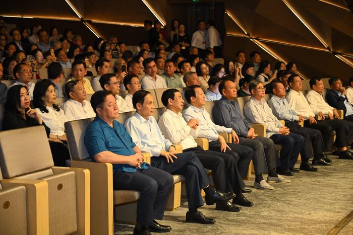 Các đồng chí lãnh đạo Bộ Quốc phòng, Bộ Công an, Bộ Ngoại giao cùng đại biểu dự chương trình.
