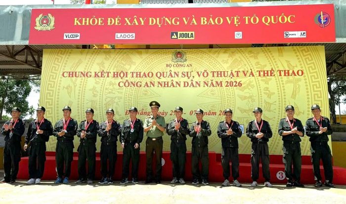 Thiếu tướng Lê Hồng Hiệp biểu dương và trao Huy chương cho các vận động viên đạt thành tích xuất sắc môn bắn súng.
