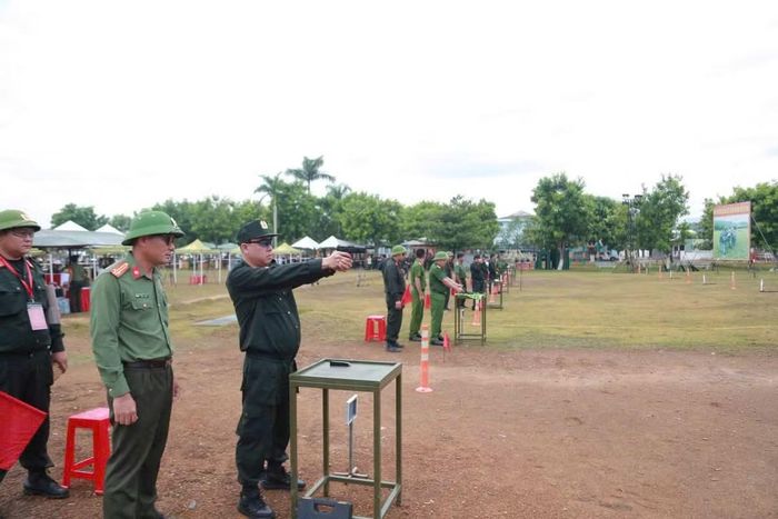 Môn thi bắn súng Súng ngắn phối hợp điểm xạ súng tiểu liên AK