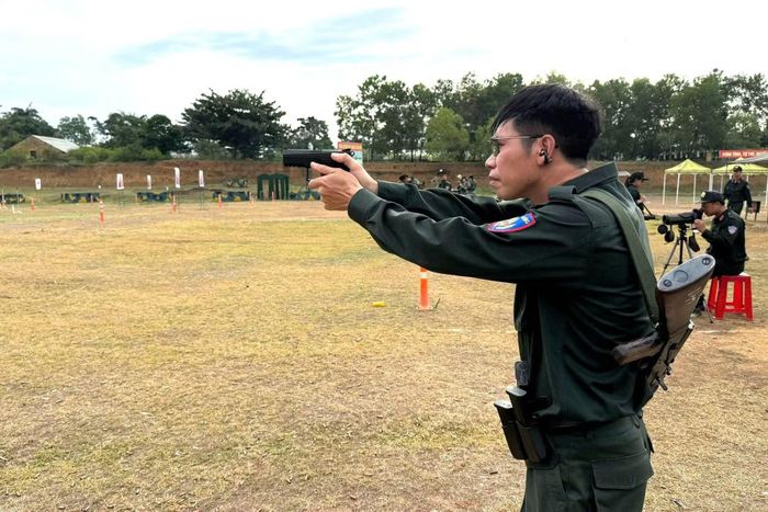 Đội tuyển Công an tỉnh Ninh Bình thi đấu xuất sắc, giành Huy chương Bạc nội dung súng ngắn phối hợp điểm xạ súng tiểu liên AK.