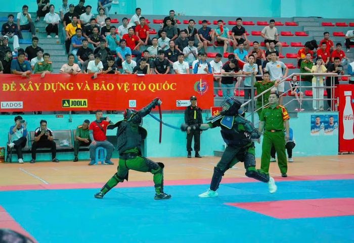Môn đối kháng gậy ngắn mang đến những màn tranh tài sôi nổi, kịch tính, thu hút đông đảo khán giả cổ vũ.