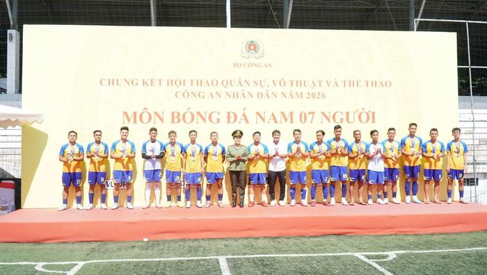 Ban Tổ chức đã trao Huy chương Đồng môn bóng đá nam 7 người cho 4 đội bóng Công an tỉnh Thanh Hóa, Công an tỉnh Sơn La, Công an tỉnh Gia Lai và Công an TP Hà Nội.