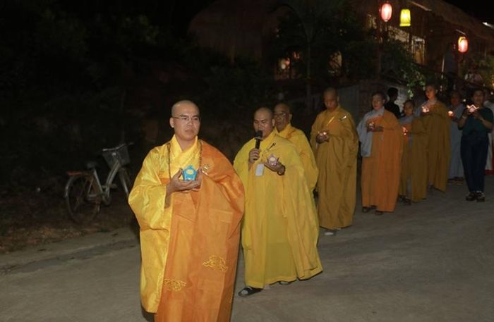 Đại đức Thích Trung Hiếu cùng chư tăng, ni cử hành lễ hoa đăng cầu nguyện quốc thái dân an trong khuôn khổ Pháp hội Quan Âm 2026 tại chùa Phổ Lại.