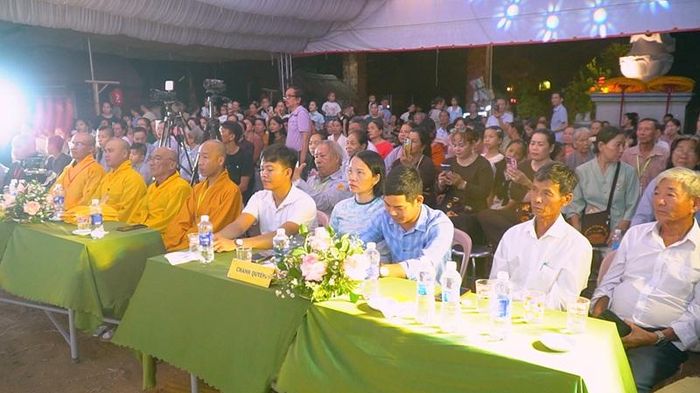 Chư tăng ni, quý đại biểu, lãnh đạo phường Phong Thái cùng đông đảo phật tử, nhân dân tham dự đêm văn nghệ cúng dường tại Pháp hội Quan Âm 2026.