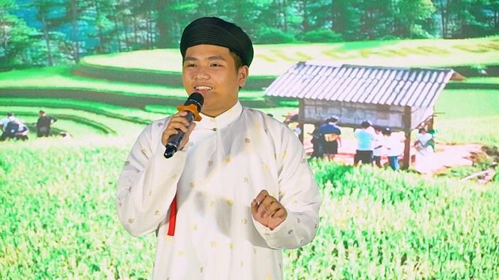 Tài tử Hồ Công Bảo Minh biểu diễn ca khúc "Phổ Lại Quê Hương" trong đêm văn nghệ cúng dường tại Pháp hội Quan Âm 2026.