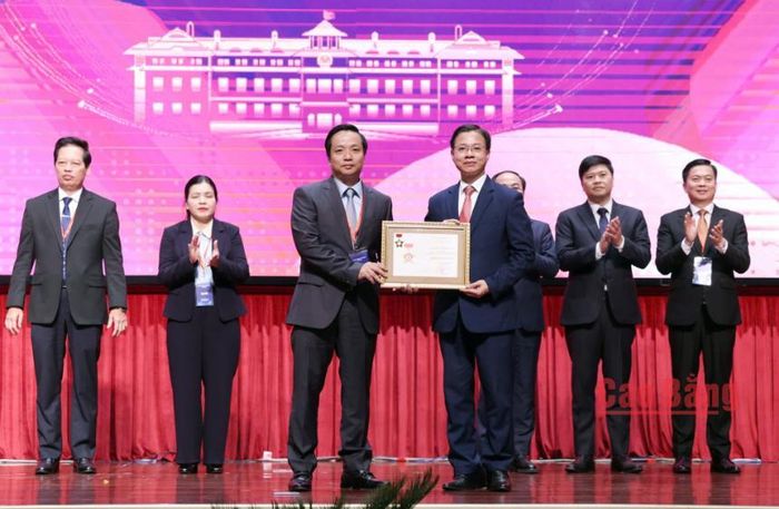 Thứ trưởng Bộ Ngoại giao Ngô Lê Văn trao Kỷ niệm chương “Vì sự nghiệp Ngoại giao Việt Nam” cho Chủ tịch UBND tỉnh Cao Bằng Lê Hải Hòa.