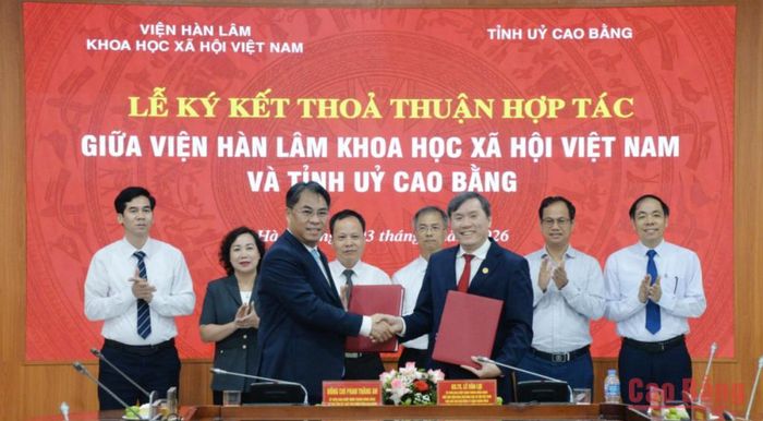 Bí thư Tỉnh ủy, Chủ tịch HĐND tỉnh Phan Thăng An và Chủ tịch Viện Hàn lâm Khoa học xã hội Việt Nam Lê Văn Lợi ký kết, trao thỏa thuận hợp tác.