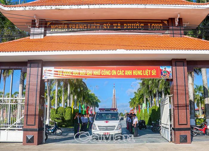 Các mẫu sinh phẩm hài cốt liệt sĩ được vận chuyển bằng xe chuyên dụng đến Cảng Hàng không quốc tế Cần Thơ để chuyển đến Viện Khoa học hình sự, Bộ Công an, phục vụ công tác giám định ADN.