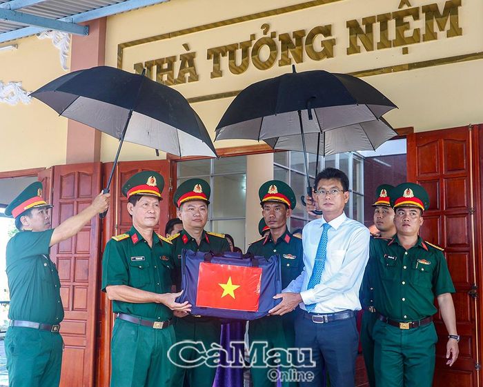 Đại tá Lê Quang Luật, Phó Chính ủy Bộ Chỉ huy Quân sự tỉnh Cà Mau và đồng chí Phạm Thành Phước, Bí thư Đảng ủy, Chủ tịch HĐND xã Phước Long, vận chuyển các mẫu sinh phẩm hài cốt liệt sĩ để bàn giao cho đơn vị giám định ADN.