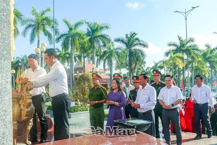 Cán bộ, đảng viên thành kính dâng hương, tưởng niệm các anh hùng liệt sĩ tại Nghĩa trang liệt sĩ xã Phước Long trước lễ bàn giao mẫu sinh phẩm.