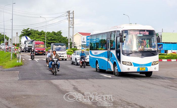 Mỗi ngày, khu vực vòng xoay Cầu Sập có lưu lượng lớn ô tô, xe tải và xe container lưu thông qua lại.