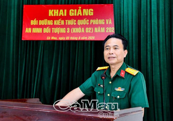  Đại tá Lý Văn Giúp, Phó Chỉ huy trưởng Bộ Chỉ huy Quân sự tỉnh Cà Mau phát biểu khai giảng, quán triệt một số nội dung và yêu cầu của lớp bồi dưỡng kiến thức quốc phòng và an ninh đối tượng 3 (khóa 2) năm 2026.