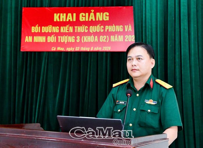  Trung tá Đinh Hải Nam, Trưởng Ban Tuyên huấn, Phòng Chính trị, Bộ Chỉ huy Quân sự tỉnh Cà Mau, giới thiệu chuyên đề "Quan điểm của Đảng, chính sách, pháp luật của Nhà nước về quốc phòng và an ninh" đến các học viên.