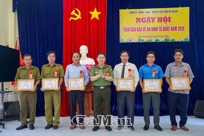 Đại tá Lê Mạnh Hùng trao Giấy khen của Giám đốc Công an tỉnh cho các cá nhân có thành tích xuất sắc trong phong trào toàn dân bảo vệ an ninh Tổ quốc năm 2026.