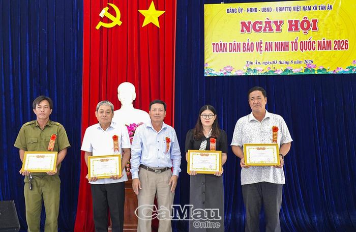 Đồng chí Đoàn Trường Giang, Bí thư Đảng ủy, Chủ tịch HĐND xã Tân Ân, trao Giấy khen cho các tập thể có thành tích trong phong trào toàn dân bảo vệ an ninh Tổ quốc.