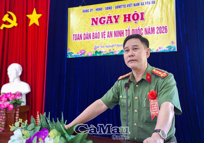 Đại tá Lê Mạnh Hùng, Phó Giám đốc Công an tỉnh, biểu dương những kết quả xã Tân Ân đạt được trong xây dựng phong trào toàn dân bảo vệ an ninh Tổ quốc.