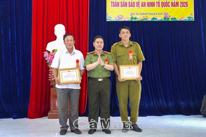 Đại tá Lê Mạnh Hùng trao Giấy khen của Giám đốc Công an tỉnh cho các tập thể có thành tích xuất sắc trong phong trào toàn dân bảo vệ an ninh Tổ quốc năm 2026.