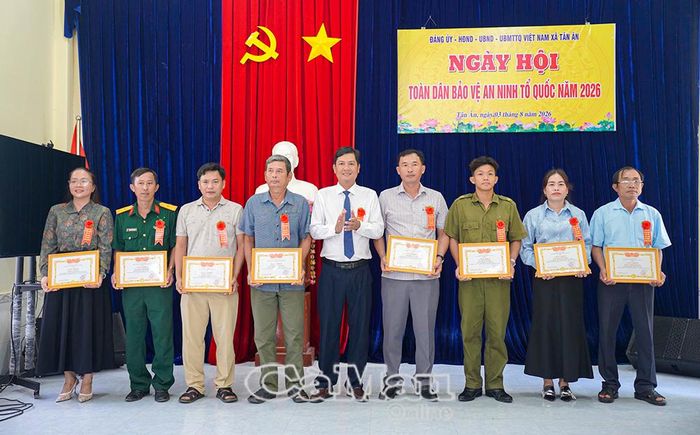  Đồng chí Nguyễn Bắc Ái, Phó Bí thư Đảng ủy, Chủ tịch UBND xã Tân Ân, trao Giấy khen cho các cá nhân có thành tích trong phong trào toàn dân bảo vệ an ninh Tổ quốc.