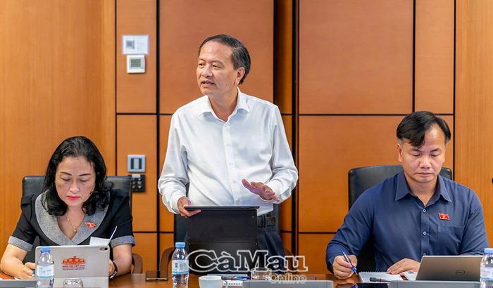 Đại biểu Nguyễn Duy Thanh (ảnh trên) và đại biểu Đinh Ngọc Minh góp ý hoàn thiện Dự án Luật sửa đổi, bổ sung Điều 6 và Phụ lục IV của Luật Đầu tư, đề nghị tiếp tục cải cách thực chất, giảm gánh nặng thủ tục hành chính và rà soát thêm danh mục ngành, nghề đầu tư kinh doanh có điều kiện.