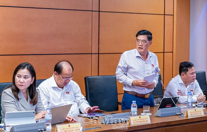 Các đại biểu Đoàn đại biểu Quốc hội tỉnh Cà Mau góp ý hoàn thiện Dự thảo Nghị quyết về cơ chế, chính sách đặc thù phục vụ Hội nghị cấp cao APEC 2027, tập trung vào các giải pháp bảo đảm tiến độ dự án gắn với chất lượng công trình, kỷ cương pháp luật và hiệu quả quản lý nhà nước.