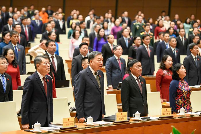 Tổng Bí thư, Chủ tịch nước Tô Lâm và các đại biểu thực hiện nghi lễ chào cờ. Ảnh: NHƯ Ý