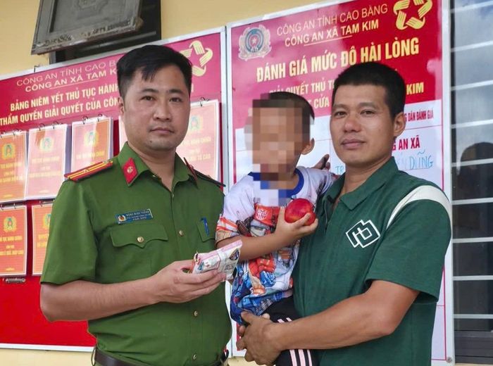 Gia đình cháu bé đến đón tại trụ sở Công an xã Tam Kim.