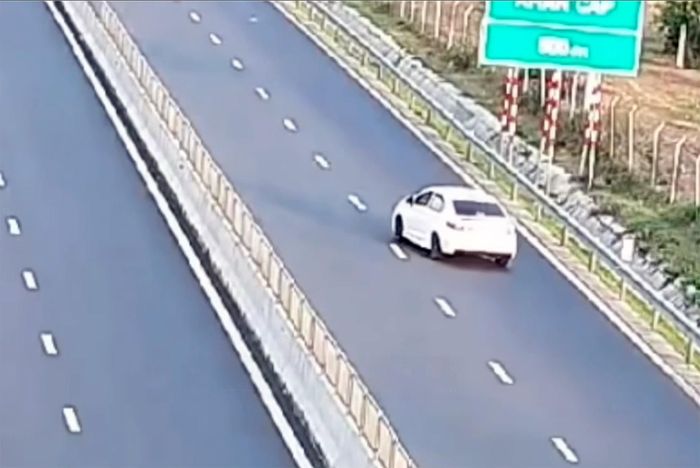 Tài xế bị phạt 35 triệu đồng, trừ 10 điểm vì chạy ô tô lùi trên cao tốc.