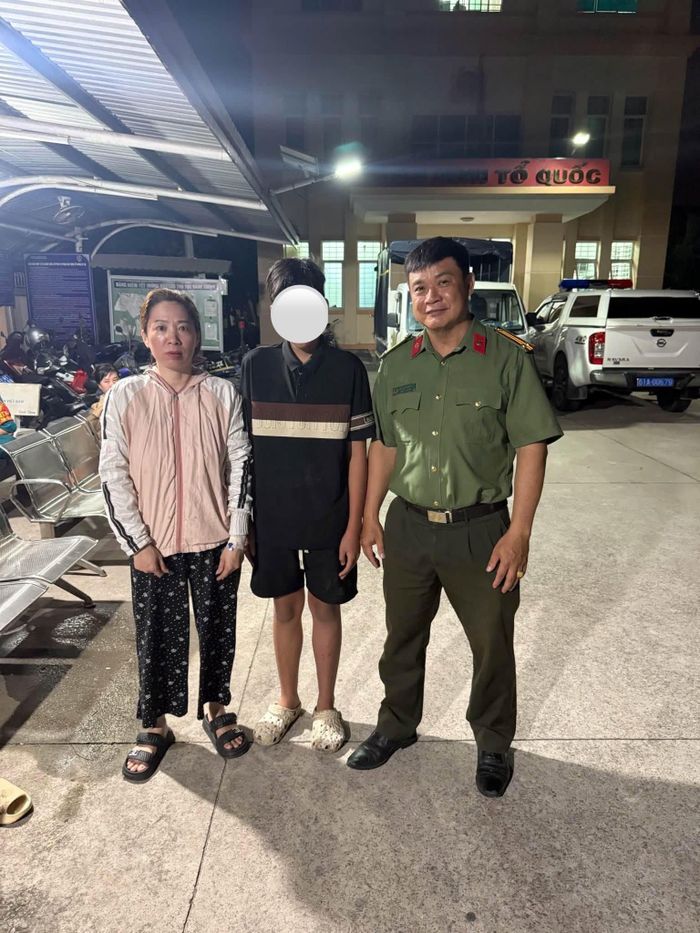 Em A. (giữa) được cứu thoát khỏi cống nước. Ảnh: CACC.