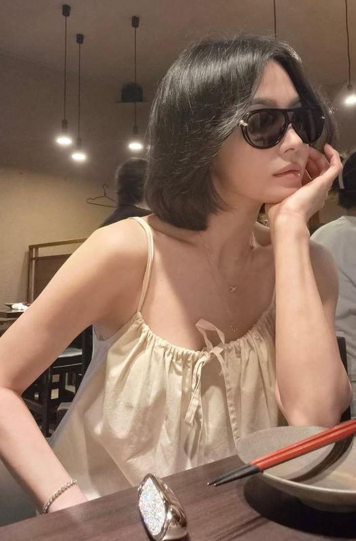 Làn da mịn màng giúp Song Hye Kyo "ghi điểm" ở tuổi 45. (Ảnh: IGNV)